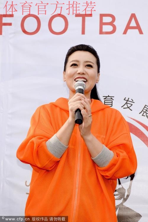 佩兰辅导小学生训练 形象大使谭晶同互动